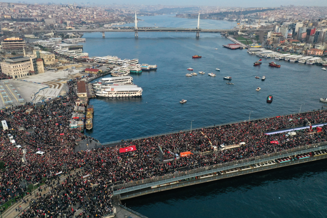 SEHITLERIMIZE_RAHMET_FILISTINE_DESTEK_ETKINLIGI_ICIN_ON_BINLERCE_KISI_GALATA_KOPRUSUNE_YURUDU