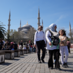 Sultanahmet-Meydani-turist-akinina-ugradi.