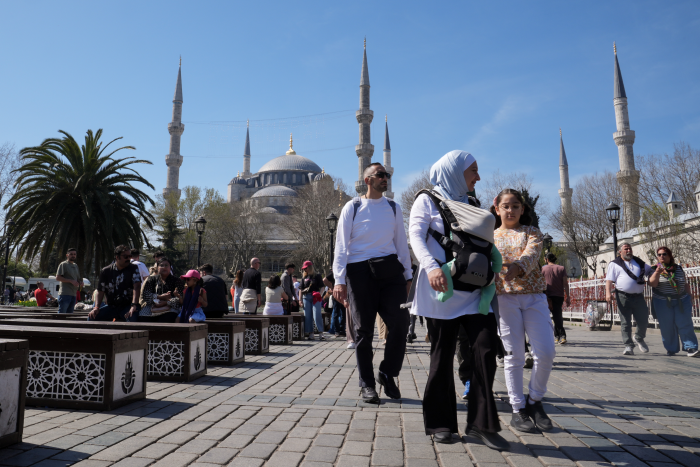 Sultanahmet-Meydani-turist-akinina-ugradi.