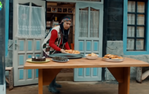 Adalet Hanım, sahibi olduğu pansiyonda pasta yapıyor